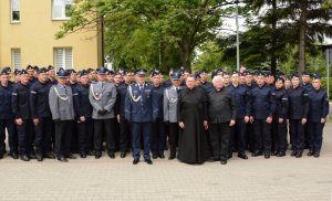 Policjanci i ich rodziny podczas ślubowania pod Komendą Wojewódzką Policji zs. w Radomiu