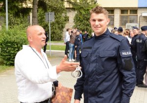Policjanci i ich rodziny podczas ślubowania pod Komendą Wojewódzką Policji zs. w Radomiu