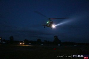 Na zdjęciu śmigłowiec Straży Granicznej podczas manewrów nocnych, Oświetla miejsce prowadzonych działań.