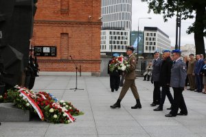 Złożenie wieńców i kwiatów pod pomnikiem Żołnierzy Poległych w Misjach i Operacjach Wojskowych