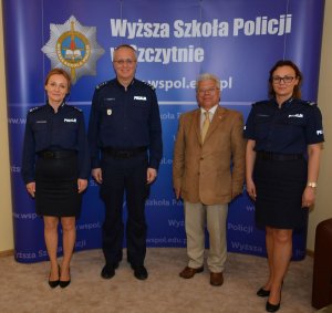 prof. dr hab. Wiesława Wysockiego z komendantem-rektorem WSPol w Szczytnie oraz dwiema policjantkami