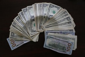 banknoty dolara amerykańskiego rozłożone na stole