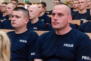 Dwójka policjantów rozpoczynających szkolenie w Słupsku.