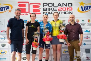 zwycięzcy zawodnici stoją na podium LOTTO Poland Bike Marathon w Urszulinie