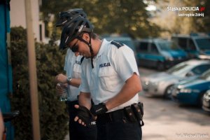 policjanci w strojach sportowych szykujący się do wyprawy rowerowej