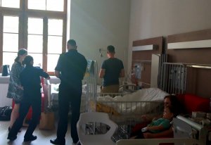 Policjanci odwiedzili chore dzieci w sali szpitalnej