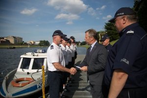 Wojewoda Małopolski Piotr Ćwik gratuluje policjantom