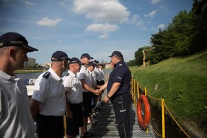 Komendant Wojewódzki Policji nadinspektor dr Krzysztof Pobuta gratuluje policjantom