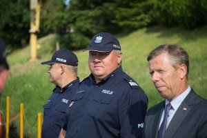 na zdjęciu Wojewoda Małopolski Piotr Ćwik i nadinspektor dr Krzysztof Pobuta gratulują policjantom