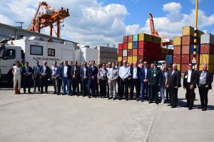 uczestnicy spotkania na terenie Bałtyckiego Terminala Kontenerowego w Gdyni podczas warsztatów praktycznych w tle kontenery oraz pojazdy służby celnej