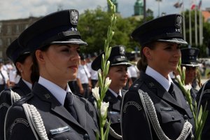 kobiety oficerowie z kwiatami