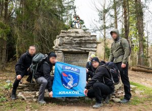 Policjanci z Samodzielnego Pododdziału Antyterrorystycznego Policji z Krakowa na szczycie góry