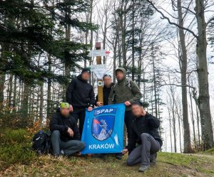 Policjanci z Samodzielnego Pododdziału Antyterrorystycznego Policji z Krakowa na szczycie góry