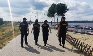 Słuchacze szkolenia podstawowego i policjanci z Włocławka w patrolu pieszym