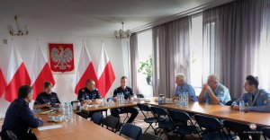 kierownictwo polskiej Policji na spotkaniu w KGP z trzyosobową delegacją Państwowej Wyższej Szkoły Służby Publicznej z Budapesztu