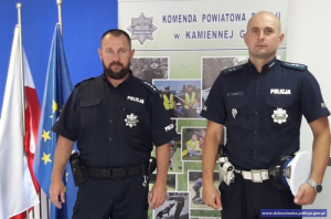 Na zdjęciu dwaj policjanci w mundurach, którzy uratowali życie mężczyźnie