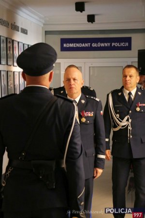 Komendant główny Policji gen. insp. dr Jarosław Szymczyk odbiera meldunek o gotowości do rozpoczęcia uroczystości