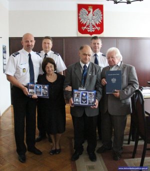 Pamiątkowe zdjęcie Zastępców Komendanta Wojewódzkiego Policji we Wrocławiu i zaproszonych gości.