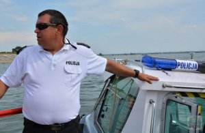 Na zdjęciu znajduje się policjant na łodzi motorowodnej.