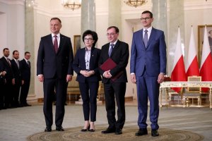 Wspólne zdjęcie ministra Mariusza Kamińskiego z Prezydentem RP Andrzejem Dudą, Marszałkiem Sejmu Elżbietą Witek oraz premierem Mateuszem Morawieckim