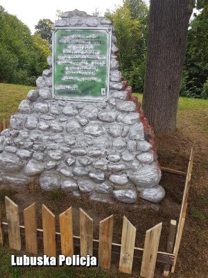 zdewastowany pomnik