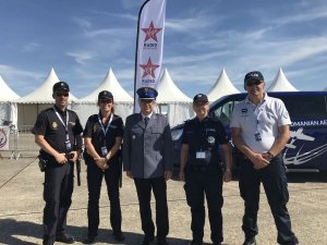 Polscy i włoscy policjanci w tle namioty wystawiennicze