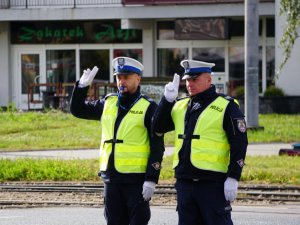 dwaj policjanci salutują - zmiana służby na skrzyżowaniu