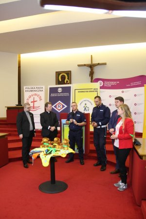 Na zdjęciu przedstawiciele Policji, Konferencji Episkopatu Polski, Polskiej Rady Ekumenicznej inaugurujący trzecią odsłonę akcji informacyjno-edukacyjnej skierowanej do pieszych pn. „ŚWIEĆ PRZYKŁADEM”