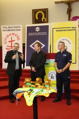 Na zdjęciu przedstawiciele Policji, Konferencji Episkopatu Polski, Polskiej Rady Ekumenicznej inaugurujący trzecią odsłonę akcji informacyjno-edukacyjnej skierowanej do pieszych pn. „ŚWIEĆ PRZYKŁADEM”