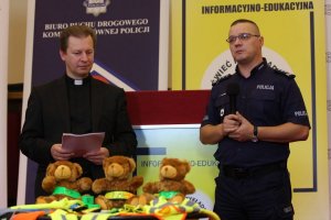 Na zdjęciu przedstawiciele Policji, Konferencji Episkopatu Polski, Polskiej Rady Ekumenicznej inaugurujący trzecią odsłonę akcji informacyjno-edukacyjnej skierowanej do pieszych pn. „ŚWIEĆ PRZYKŁADEM”