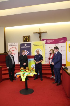 Na zdjęciu przedstawiciele Policji, Konferencji Episkopatu Polski, Polskiej Rady Ekumenicznej inaugurujący trzecią odsłonę akcji informacyjno-edukacyjnej skierowanej do pieszych pn. „ŚWIEĆ PRZYKŁADEM”