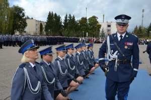 uroczysta promocja oficerska - Komendant Główny Policji na podeście