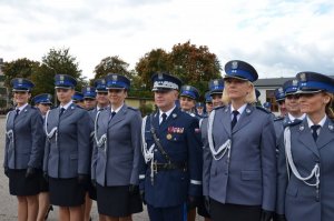 uroczysta promocja oficerska - Komendant Główny Policji pośród nowo mianowanych policjantek oficerów