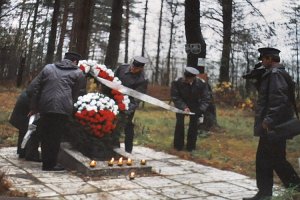 Złożenie wieńca na symbolicznym grobie polskich policjantów.