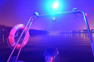 łódź policyjna w nocy na rzece