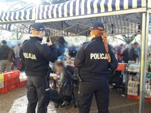 Policjanci kontrolują sprzedawców na bazarze