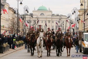 żołnierze w strojach historycznych na koniach