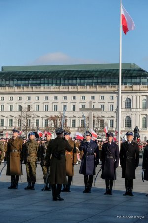 przedstawiciele służb na placu Piłsudskiego w tle maszt z flaga Polski