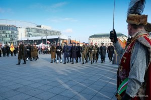 przedstawiciele wojska, policji i innych służb maszerują na placu Piłsudskiego