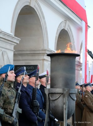 żołnierze i policjanci na warcie perzy pomniku nieznanego żołnierza