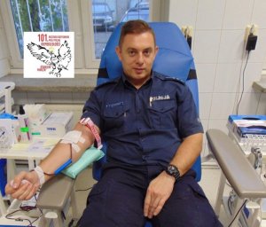 Policjant który oddaje krew