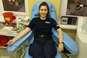 Policjantka na fotelu w czasie oddawania krwi.