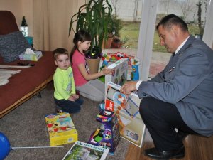 Komendant podinsp. Karol Konopacki z dziećmi przy prezentach