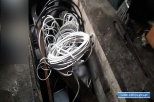 Przewody elektryczne ukryte w kanale samochodowym