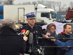 briefing prasowy - wypowiada się podinsp. Radosław Kobryś - zbliżenie