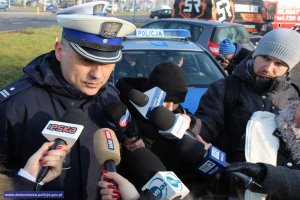 Policjant Ruchu Drogowego odpowiada na pytania dziennikarzy
