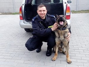 Goran i jego przewodnik psa policyjnego st. sierż. Konrad Perkowicz