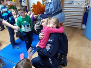 Dziecko przytula policjanta