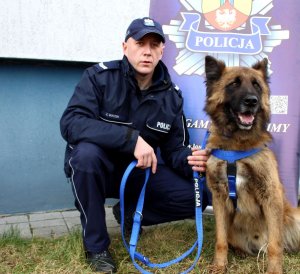 Policjant z psem Kazikiem