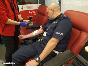 policjanci w trakcie oddawania krwi